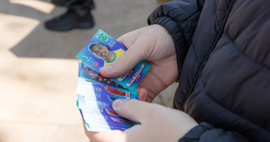 Gros plan sur les mains d’une personne tenant des cartes de collection