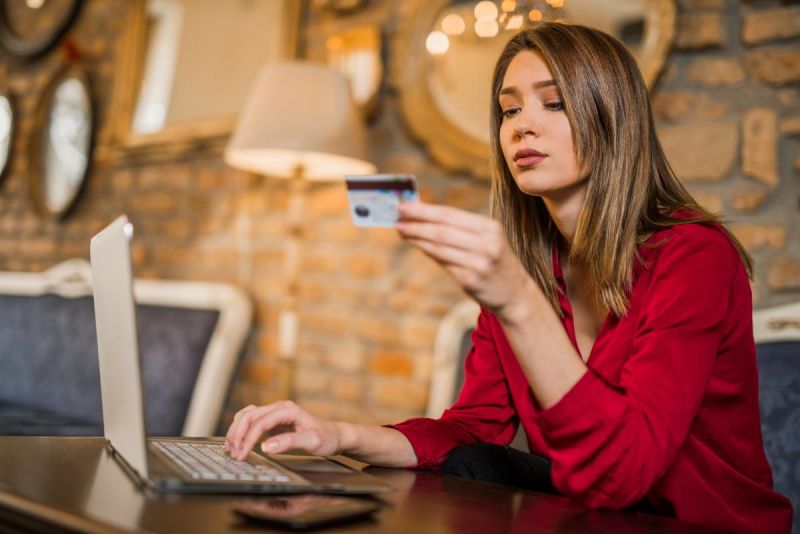 des femmes faisant des achats en ligne, une carte de crédit à la main